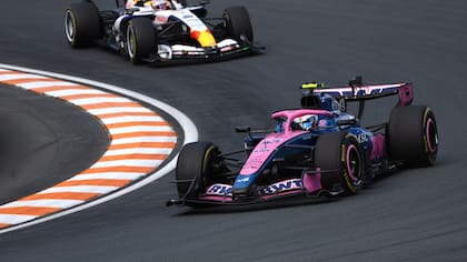 Franco Colapinto gira por delante de Yuki Tsunoda en el circuito de Zandvoort, donde participa del Gran Premio de Países Bajos de F1