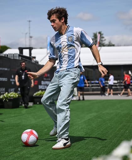 Franco Colapinto hizo unos pases de fútbol en la previa del Mundial (Foto: Instagram/@francocolapinto)