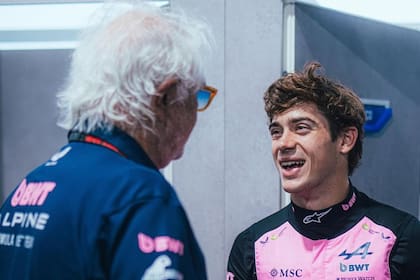 Franco Colapinto junto a Flavio Briatore, asesor deportivo del equipo Alpine