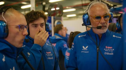 Franco Colapinto, junto a Flavio Briatore, asesor deportivo del equipo Alpine, en un fotograma de la nueva temporada de "Drive to survive", la serie de Netflix que sigue a los pilotos de la Fórmula 1