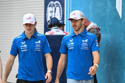 Franco Colapinto junto a Pierre Gasly, que debió abandonar tras un toque con Liam Lawson (Photo by CHANDAN KHANNA / AFP)