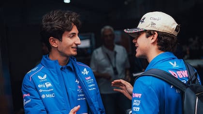 Franco Colapinto, junto al italiano Gabriele Minì, quien lo reemplazó en la primera práctica del Gran Premio de México de la Fórmula 1