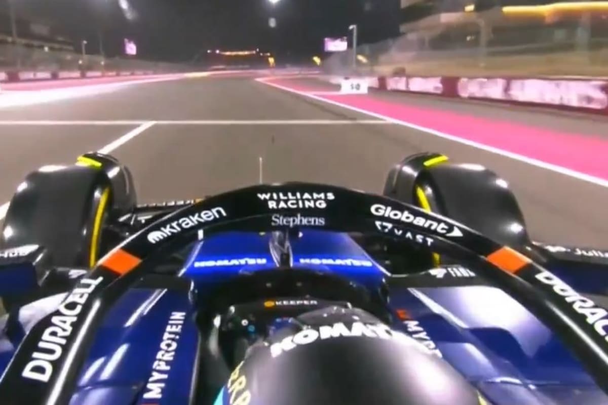 Franco Colapinto largó de los boxes y en los primeros metros en la pista superó a Sergio Pérez; luego, avanzó al puesto 18°