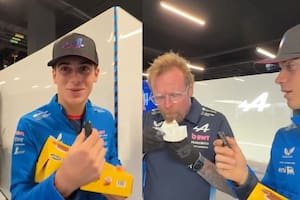 Franco Colapinto le llevó alfajores al equipo de Alpine durante el Gran Premio de Las Vegas (Foto: Captura de video / Instagram @alpinef1team)