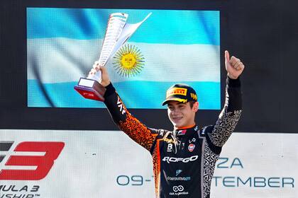 Franco Colapinto levanta el trofeo tras finalizar en el primer puesto del GP de Monza en 2022
