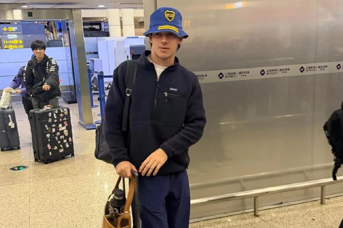 Franco Colapinto llegó a Shanghái con un gorro estilo piluso de Boca