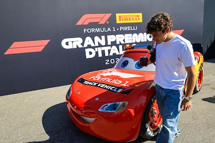 Franco Colapinto llegó al autódromo de Monza con su termo y el mate, en medio de las promociones de la carrera del domingo