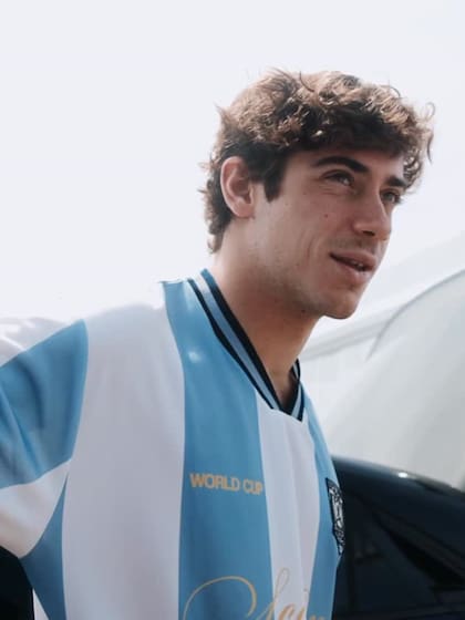 Franco Colapinto llegó al paddock con una camiseta celeste y blanca (Foto: Instagram @alpinef1team)