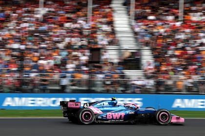 Franco Colapinto manejando el Alpine F1 A526 en el circuito de Albert Park en Melbourne, Australia