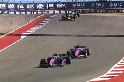 Franco Colapinto marcha adelante de Pierre Gasly, en el final del Gran Premio de los Estados Unidos, en Austin