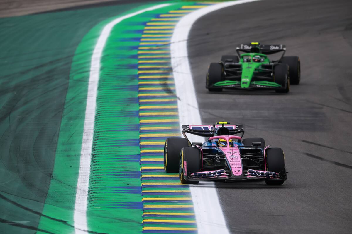 Franco Colapinto marcha delante del brasileño Gabriel Bortoleto; instantes más tarde, el argentino se saldrá de la pista y chocará contra el muro de contención en la ese de Senna de Interlagos, donde este domingo largará 18º en el Gran Premio de San Pablo.
