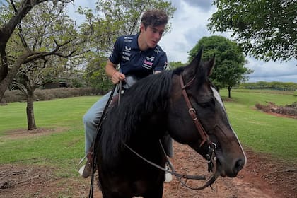 Franco Colapinto montó un zaino en una cancha de polo en Brasil; oriundo de Pilar, un gran centro ecuestre del país, el piloto ama los caballos, además de los asados y los mates.