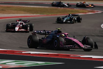 Franco Colapinto, por delante de Esteban Ocon, en el primer tramo de la carrera