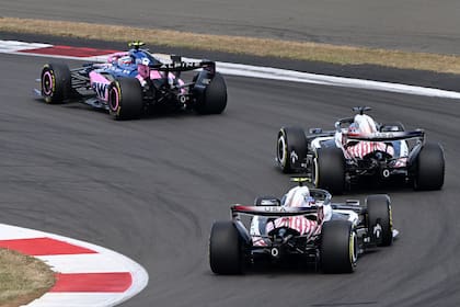 Franco Colapinto por delante de los Cadillac, en el Gran Premio de Gran Bretaña