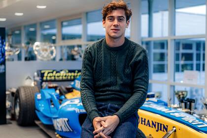 Franco Colapinto posa junto al R25, de Renault, con el que Fernando Alonso logró su primer título en la Fórmula 1; el piloto argentino desanduvo su primera jornada en Alpine
