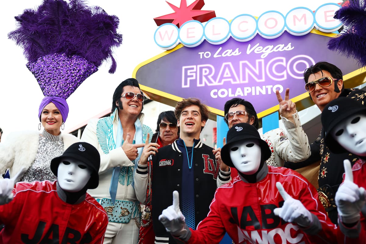 Franco Colapinto posa para una foto con imitadores de Elvis Presley en el Paddock antes de la práctica antes del Gran Premio de F1 de Las Vegas