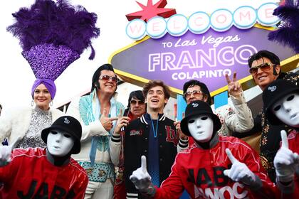 Franco Colapinto posa para una foto con imitadores de Elvis Presley en el Paddock antes de la práctica antes del Gran Premio de F1 de Las Vegas