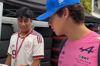 Colapinto llegó a Singapur y tuvo un cruce con un fan que llevaba la camiseta de la selección española