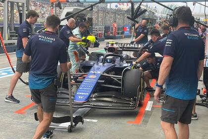 Franco Colapinto recibe la asistencia de los mecánicos de Williams, en Singapur