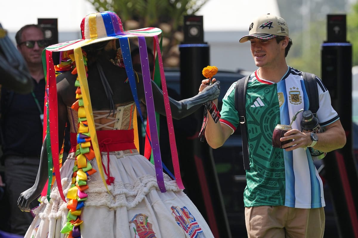 Franco Colapinto recibe una flor en su llegada a la pista del Gran Premio de México (AP Photo/Moises Castillo)