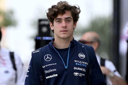 Franco Colapinto se animó a jugar al golf en Qatar