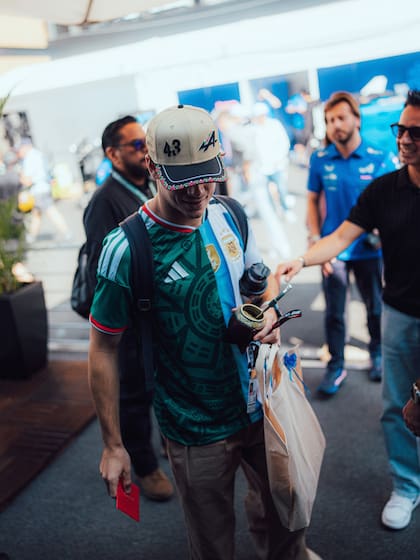 Franco Colapinto se vistió mitad mexicano y mitad argentino en el contexto del gran premio en el país tricolor.