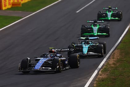 Franco Colapinto, seguido de Lance Stroll (Aston Martin), Valtteri Bottas y Guanyu Zhou, los dos pilotos de Sauber; las ocho siguientes estaciones del calendario de Fórmula 1, exámenes para el joven talento argentino
