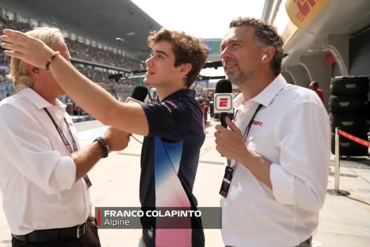 Franco Colapinto señala una bandera argentina en las tribunas del circuito de Shanghai