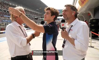 Franco Colapinto señala una bandera argentina en las tribunas del circuito de Shanghai