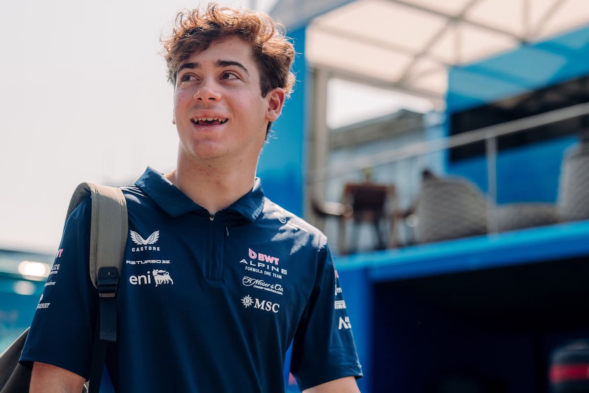 Franco Colapinto, sonriente en su llegada al circuito de Spielberg para el Gran Premio de Austria