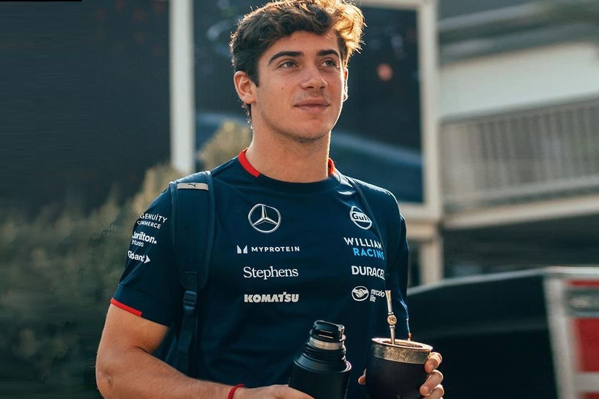 Franco Colapinto toma mate en Bakú, Azerbaiyán