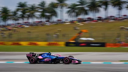 Franco Colapinto transita con su Alpine A526 en Sepang; el argentino tuvo una buena actuación en la tercera y última práctica del Gran Premio de Bahréin en Malasia.