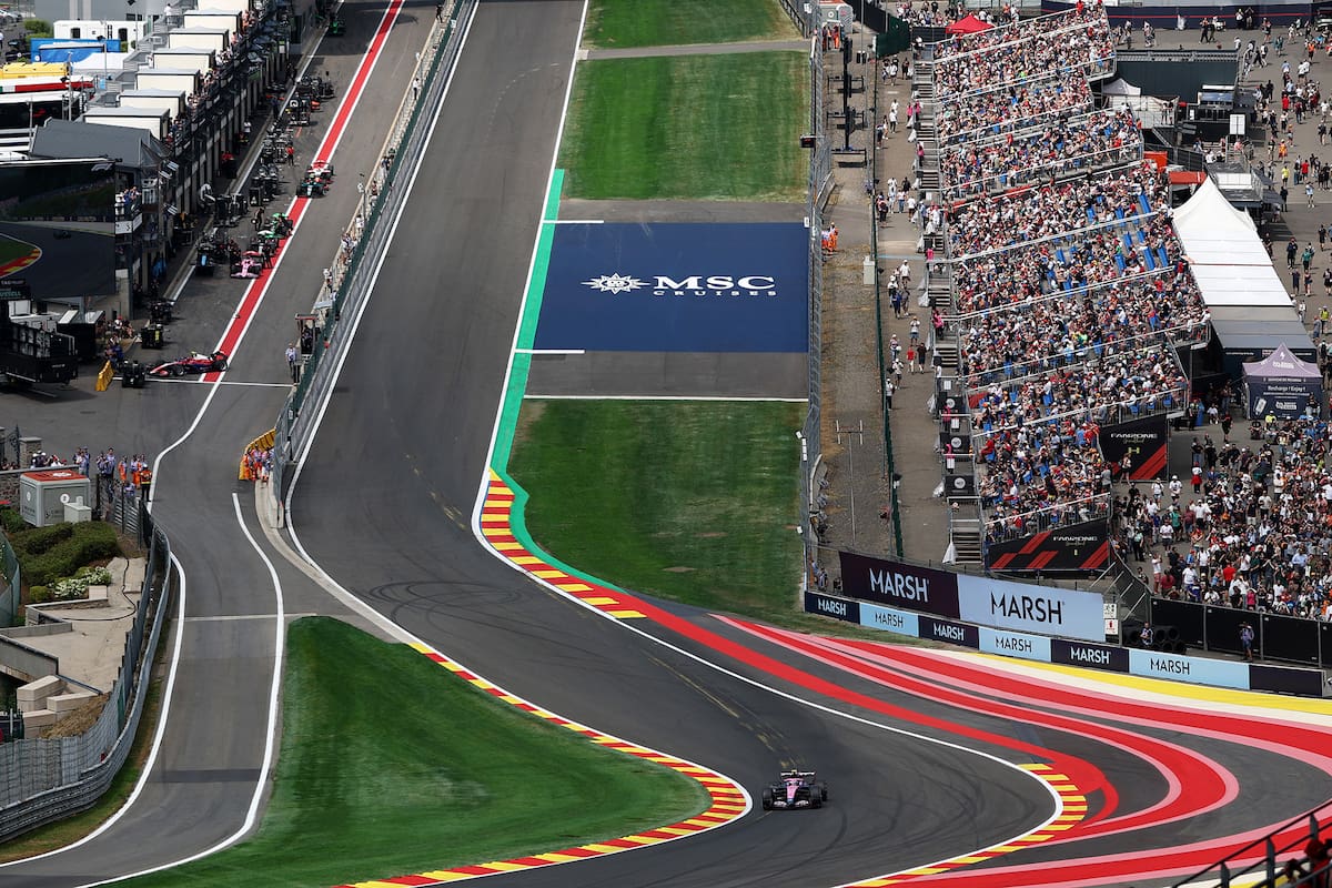 Franco Colapinto transita Eau Rouge, la curva más excitante de la Fórmula 1; el argentino anduvo más rápido que lo que prevía con su Alpine.