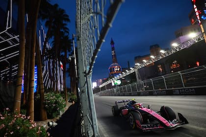 Franco Colapinto transita el circuito urbano de Las Vegas, donde finalizó último en el primer turno de entrenamientos y 16º en el segundo; su compañero, Pierre Gasly, repitió el 12º puesto en la última sesión.