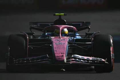 Franco Colapinto volvió a penar con el Alpine en el Gran Premio de Mëxico (Photo by Carl DE SOUZA / AFP)