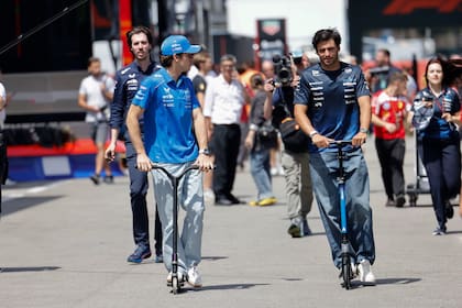 Franco Colapinto y Carlos Sainz, en monopatín, en el circuito de Cataluña