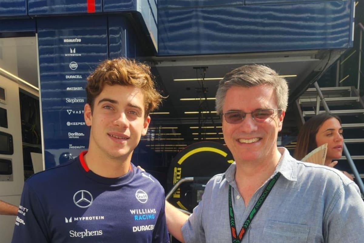 Franco Colapinto y el presidente del ACA, César Carman, en Monza