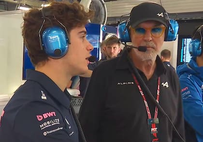 Franco Colapinto y Flavio Briatore conversan tras el despiste de Doohan