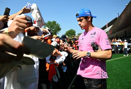 Franco Colapinto y la firma de autógrafos antes de la carrera; momento de revisión con miras al Gran Premio de Silverstone