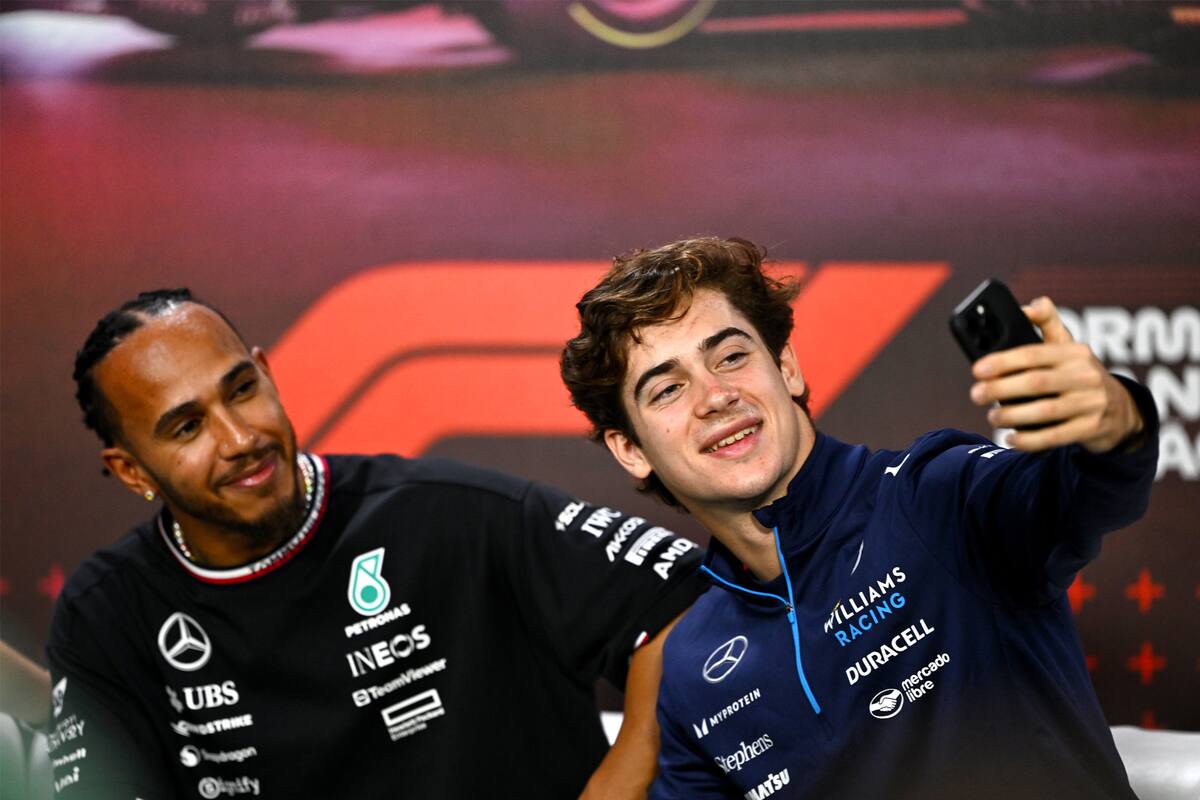 Franco Colapinto y Lewis Hamilton, en una de las acciones de prensa de la F1: el argentino ingresó hace poco al Gran Circo