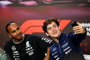 Franco Colapinto y Lewis Hamilton, en una de las acciones de prensa de la F1: el argentino ingresó hace poco al Gran Circo