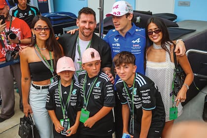 Franco Colapinto y Maia Reficco con Lionel Messi, Antonela Roccuzzo y sus hijos en el Gran Premio de Miami