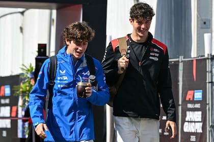 Franco Colapinto y Oliver Bearman caminan en el circuito de Suzuka: los pilotos de Alpine y Haas tuvieron un encontronazo en la pista durante la carrera, que terminó con el inglés despistándose