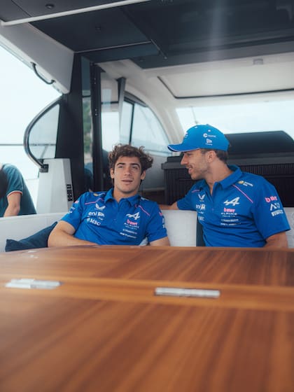 Franco Colapinto y Pierre Gasly en un bote en Mónaco