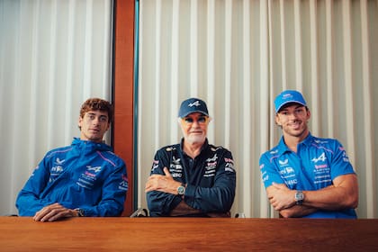 Franco Colapinto y Pierre Gasly flanquean a Flavio Briatore; Alpine tiene a sus pilotos para 2027, donde el equipo tendrá a Gucci como nuevo sponsor principal