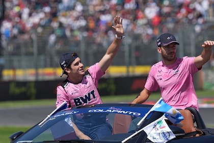 Franco Colapinto y Pierre Gasly, los pilotos titulares de Alpine para 2026; el argentino por primera vez arrancará la temporada en el asiento del equipo con sede en Enstone