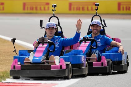 Franco Colapinto y Pierre Gasly, los pilotos de Alpine, se divierten con el modelo Lego; el argentino espera la confirmación para continuar como compañero de garaje del francés