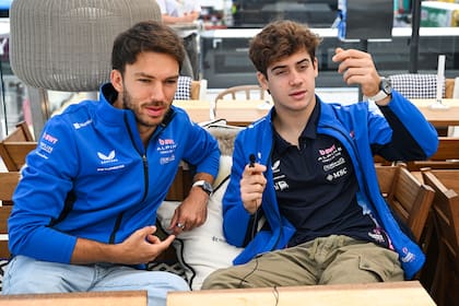 Franco Colapinto y Pierre Gasly responden preguntas en la previa del Gran Premio de Gran Bretaña (Alpine)