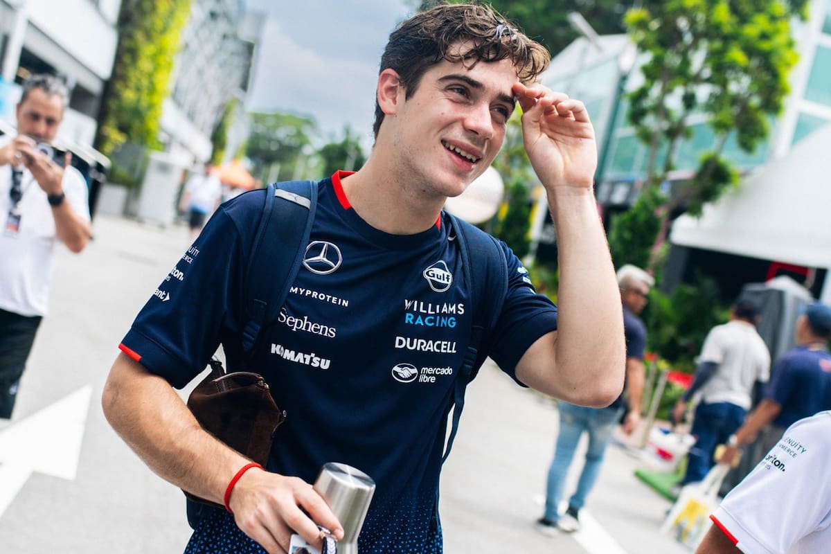Franco Colapinto ya está en Singapur para el Gran Premio en Marina Bay