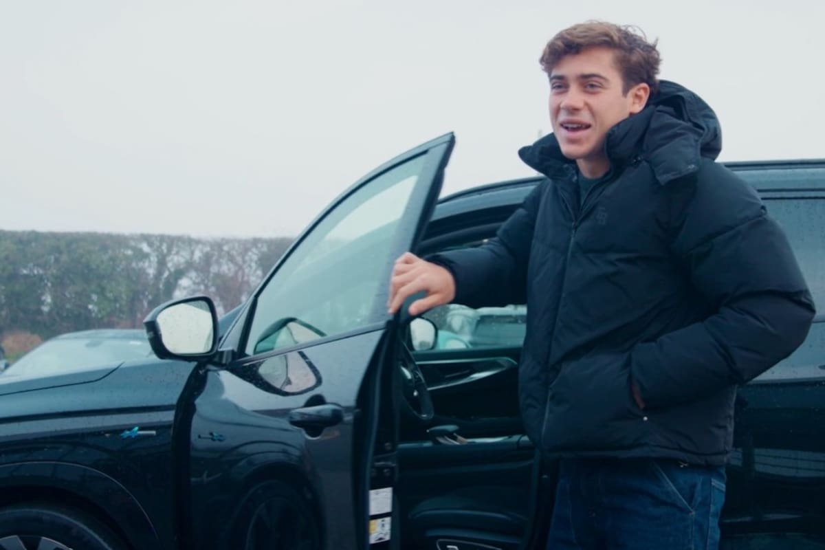 Franco Colapinto ya maneja un auto de Alpine en las calles de Inglaterra
